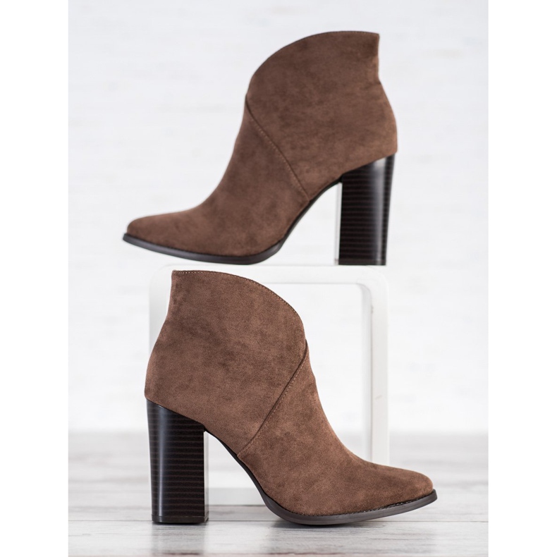 Filippo Stivali alla moda su un post marrone 1