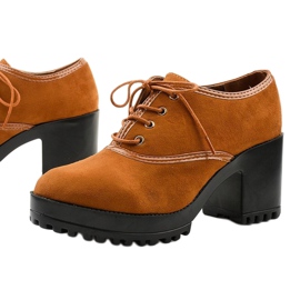 Stivali cammello allacciati su un blocco Clearfall marrone 1