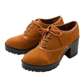 Stivali cammello allacciati su un blocco Clearfall marrone 2