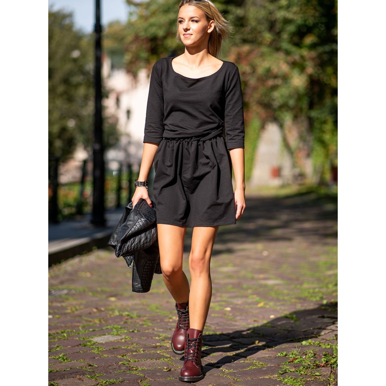 Kylie Trapper alla moda con ecopelle rosso 1