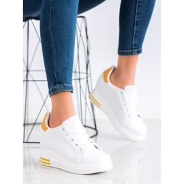 SHELOVET Scarpe sportive su una zeppa bianco giallo 1