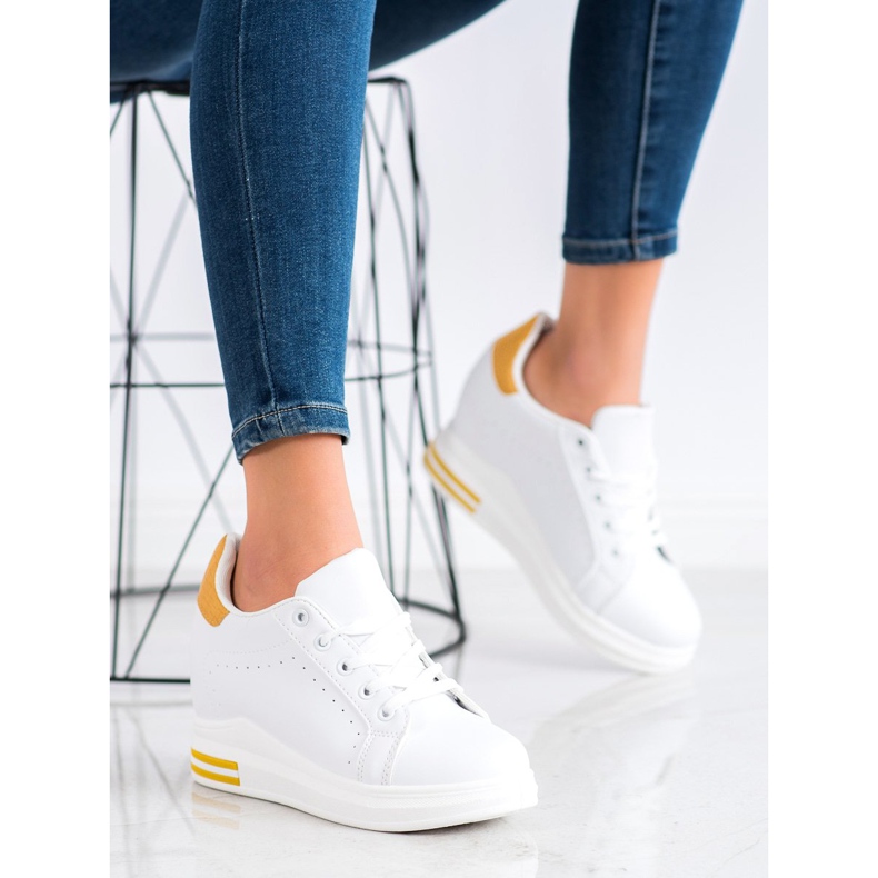 SHELOVET Scarpe sportive su una zeppa bianca giallo 1