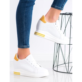 SHELOVET Scarpe sportive su una zeppa bianco giallo 2