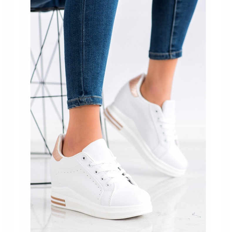 SHELOVET Scarpe sportive su una zeppa bianco d'oro 2