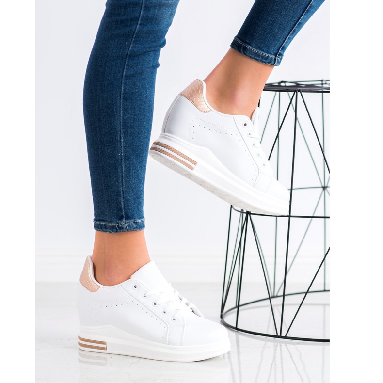 SHELOVET Scarpe sportive su una zeppa bianca d'oro 1