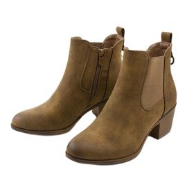 Stivaletti in suede kaki sul post di Tarrenscribe cachi verde 2