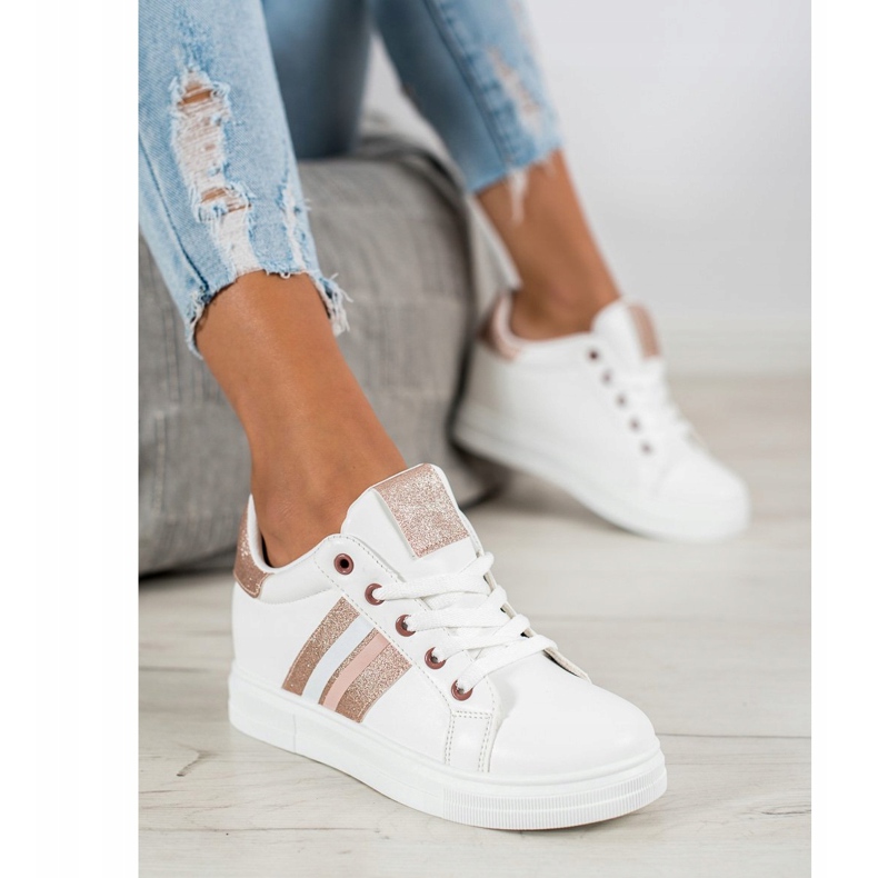 SHELOVET Scarpe sportive su una zeppa bianca 1