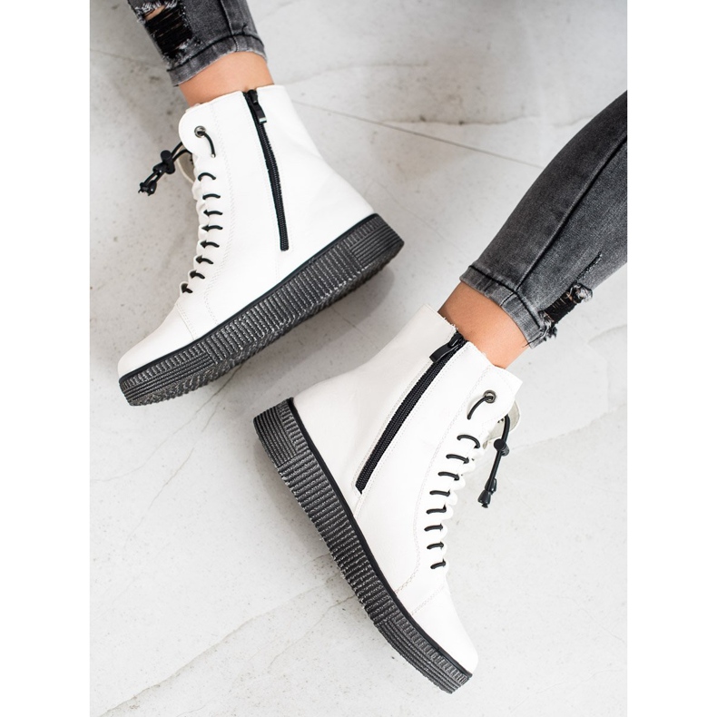SHELOVET Lavoratori bianchi sulla piattaforma bianca 1