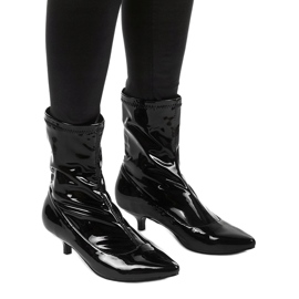 Tacchi laccati neri con calzino Ragemour nero 1