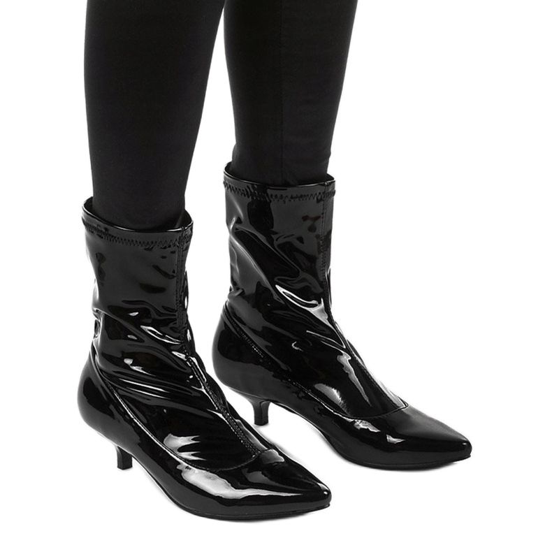 Tacchi laccati neri con calzino Ragemour nero 1