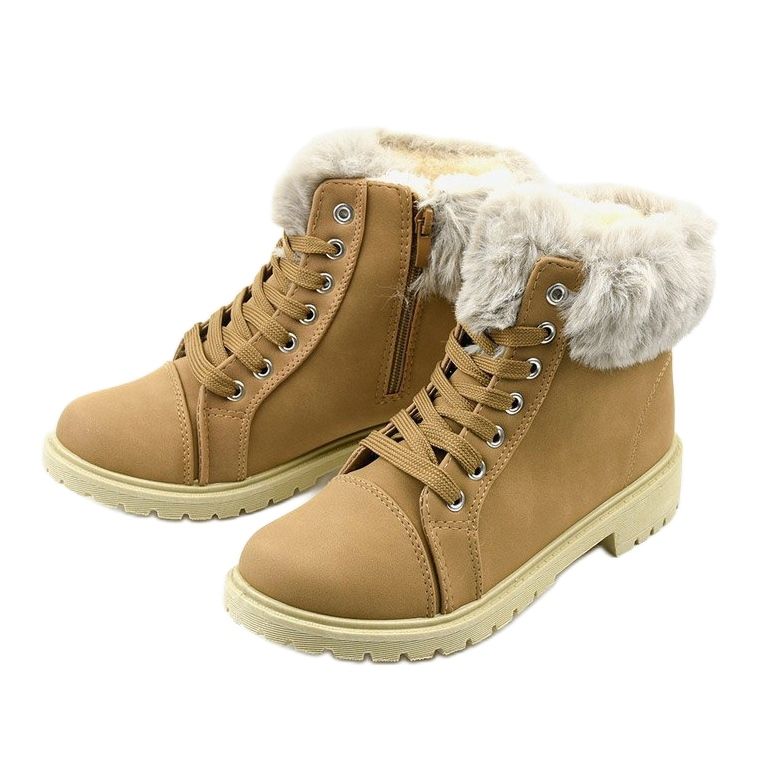 Cammello pungente, scarpe da trekking isolate multicolore 2