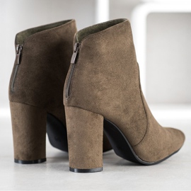 Ideal Shoes Stivali classici su un post marrone cachi 1