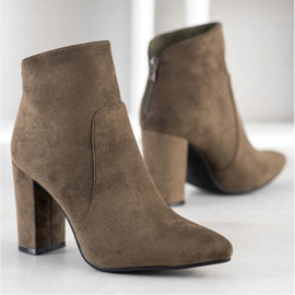 Ideal Shoes Stivali classici su un post marrone cachi 2