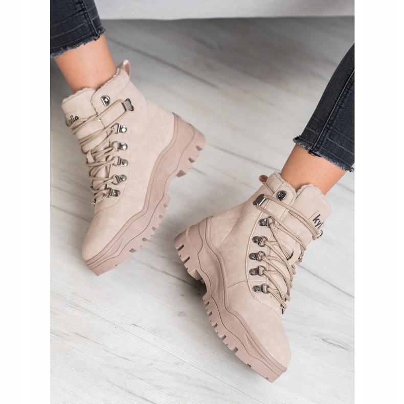 Kylie Trapper sulla piattaforma beige 1