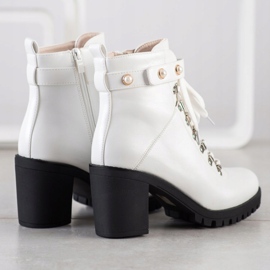 Ideal Shoes Stivali rock sul post bianca 1