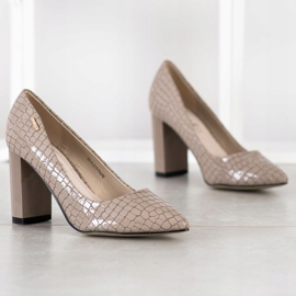 Goodin Pompe alla moda su un pilastro beige 1