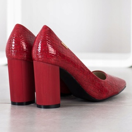 Goodin Belle pompe su un pilastro rosso 1