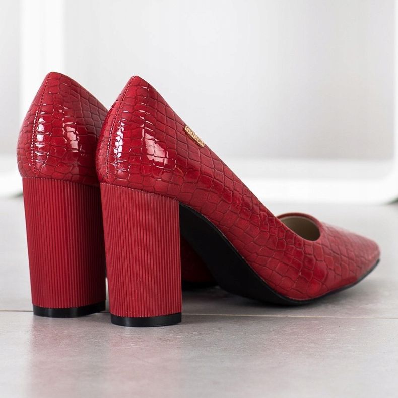 Goodin Belle pompe su un pilastro rosso 1