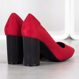Goodin Pompe su un pilastro nero rosso 2