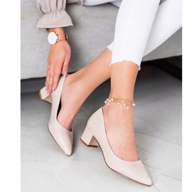 Goodin Pompe su un pilastro basso beige 1