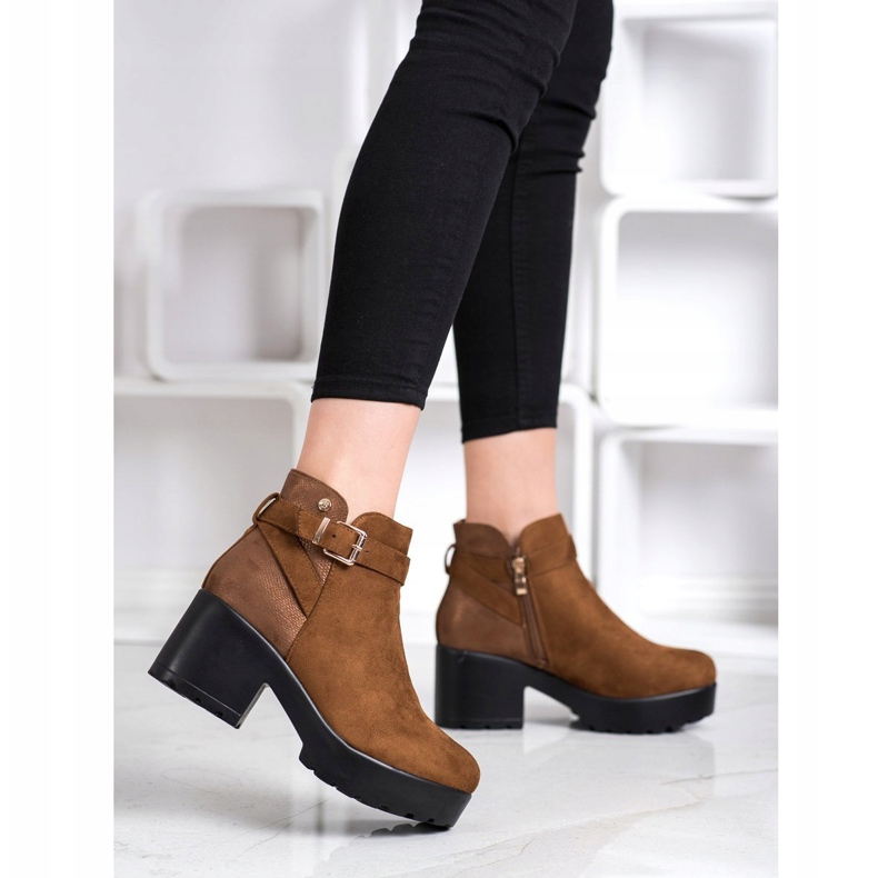 Best Shoes Stivali leggeri sulla piattaforma marrone 1