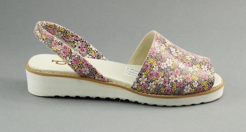 Dolce Pietro Sandali estivi in ​​pelle 2203 con fiori multicolore 1