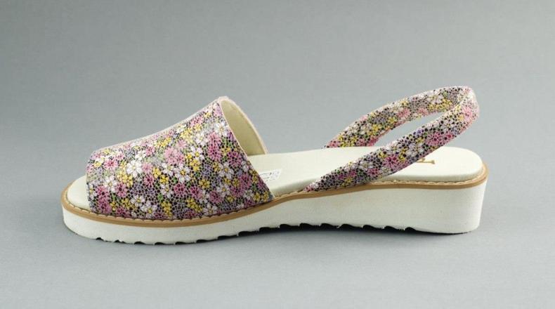 Dolce Pietro Sandali estivi in ​​pelle 2203 con fiori multicolore 2
