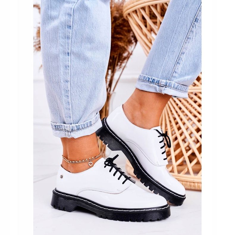 Scarpe Oxford da donna Maciejka in pelle laccate bianche 04087-11 bianco 1