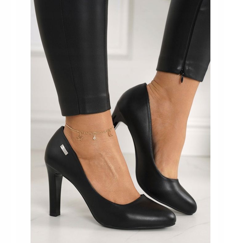 PJ1 Décolleté Eliana nere classiche su un bar nero 2