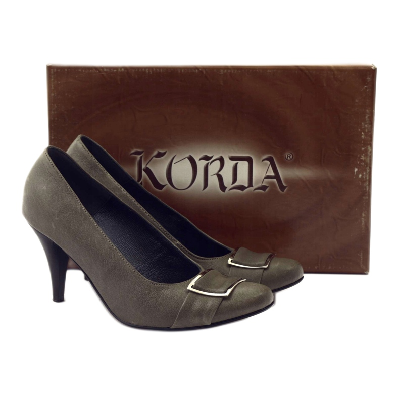 Pompe in pelle grigia con un morsetto di korda argento grigio 4