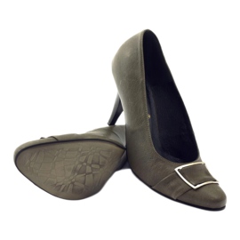 Pompe in pelle grigia con un morsetto di korda argento grigio 3