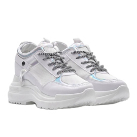 Sneakers bianche su una spessa suola di Johan bianco 1