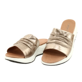Caprice Pantofole comode da donna Taupe Metallic 9-27203-26 341 marrone d'oro 2