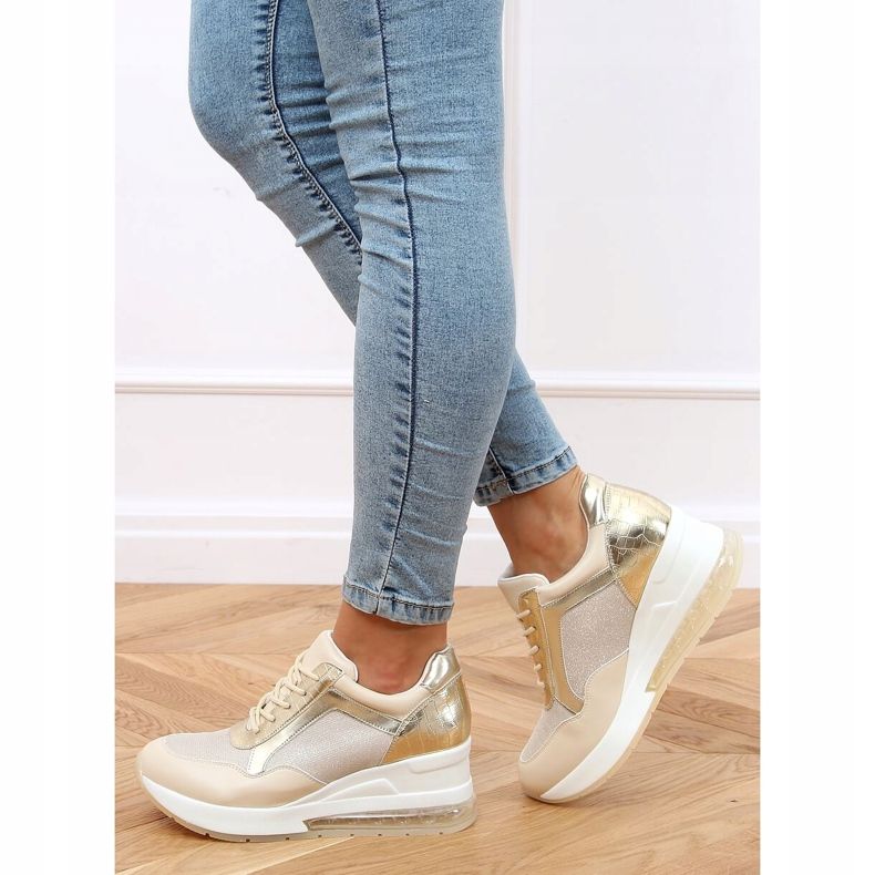 Scarpe sportive su una zeppa nascosta beige e oro RQ288 Beige d'oro 1