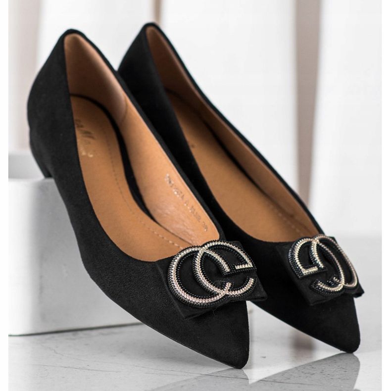 Fama Ballerina elegante con ornamento nero 1