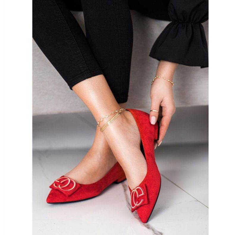 Fama Ballerina elegante con ornamento rosso 1