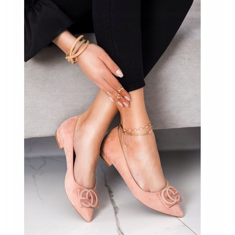 Fama Ballerina elegante con ornamento rosa 2
