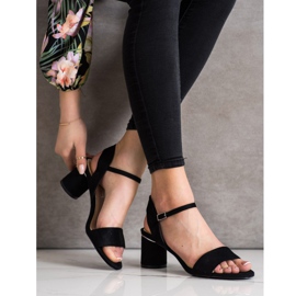 Evento Sandali alla moda su un bar nero 2