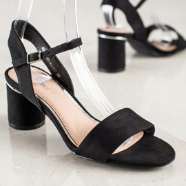 Evento Sandali alla moda su un bar nero 1