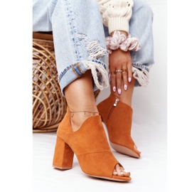 Stivali primaverili in pelle scamosciata su un post Vinceza 21-17095 Camel marrone 2