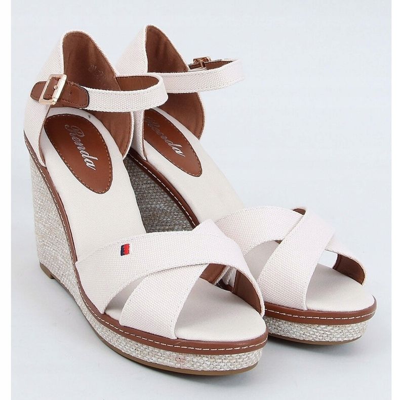 Sandali su una zeppa beige BL-70 Beige 1