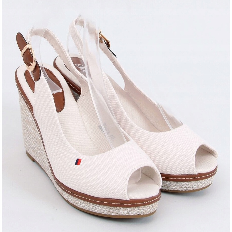 Sandali su una zeppa beige BL-71 Beige 1