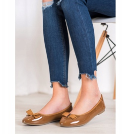 Fama Ballerine laccate con fiocco marrone 1