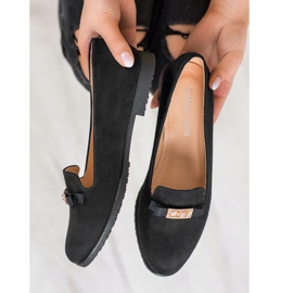 Miss Laura Signori con ornamento nero 1