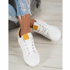 SHELOVET Scarpe sportive su una zeppa bianca giallo 1
