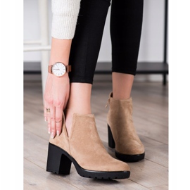 Bella Paris Stivaletti Beige Con Un Taglio 1