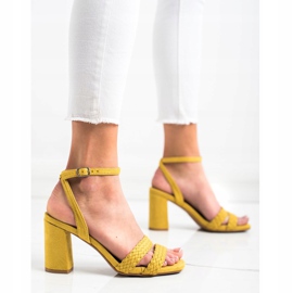 Kylie Sandali in pelle scamosciata su un bar giallo 2