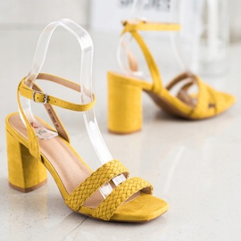 Kylie Sandali in pelle scamosciata su un bar giallo 1