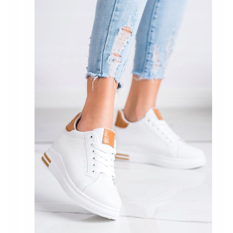 Ideal Shoes Sneakers con zeppa primaverile bianca 1