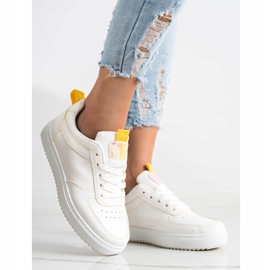 SHELOVET Fare sport con l'ecopelle bianca 2